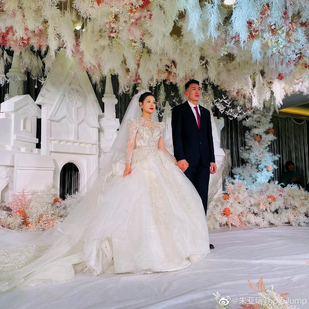 举重冠军颁奖_举重世界冠军_世界举重冠军婚礼