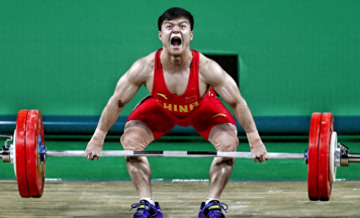 迟到的幸福!举重冠军龙清泉为妻子补办温馨婚礼