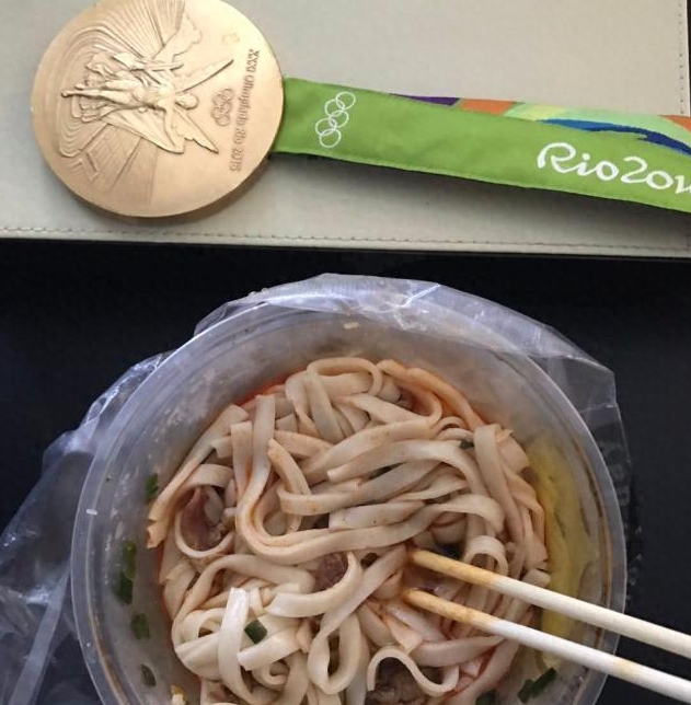 迟到的幸福!举重冠军龙清泉为妻子补办温馨婚礼